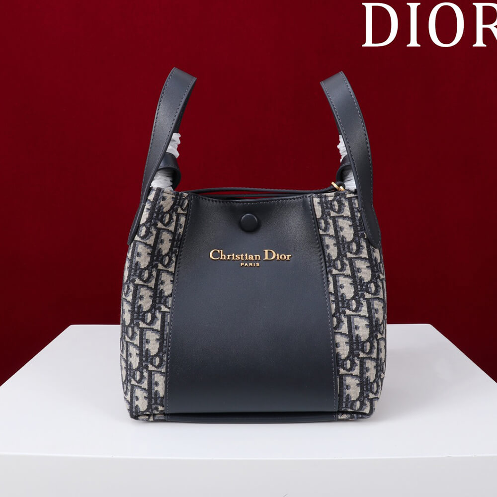2-38.jpg Dior Medium Signature Bucket Bag - Image 1