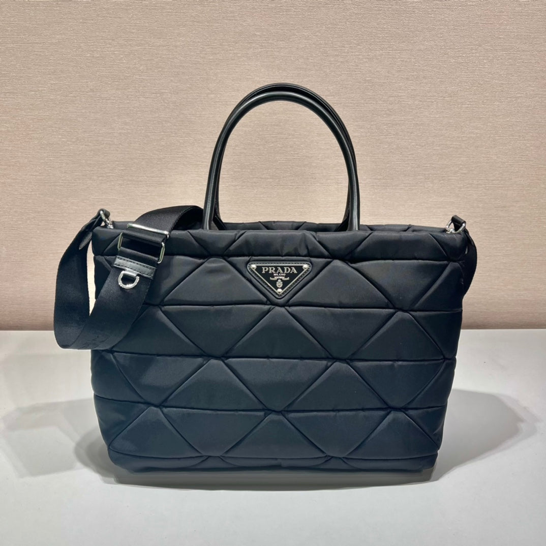20211226_i1640503626_4162_1_jpg.jpg TRIANGLE PATTERN TOTE BAG 33 IN BLACK QUILTED RE-NYLON - Image 1