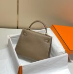 HN 25 bag in Etoupe Epsom leather with gold hardware - Image 8
