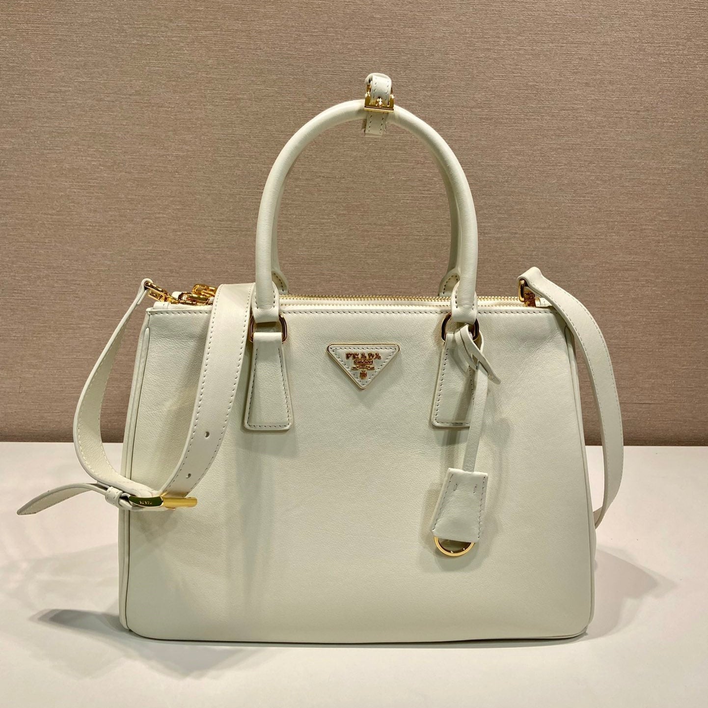 20240610_i1718000343_4486_1_jpg.jpg MEDIUM GALLERIA BAG 28 IN WHITE SMOOTH CALFSKIN GOLD HARDWARE - Image 1
