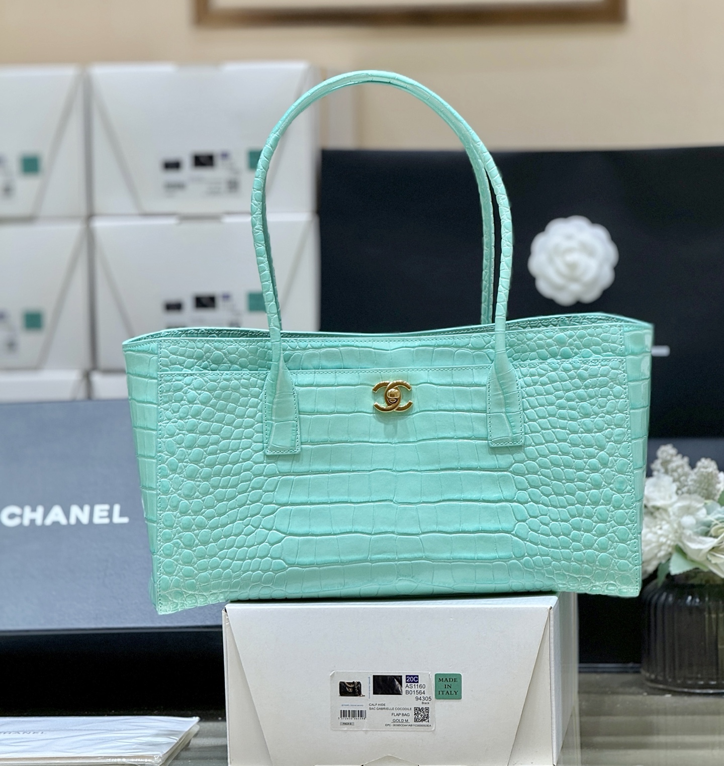 21469_2026-04-17Pic_0018_001.jpg Chanel Tote Mint Green Crocodile Embossed Calfskin Gold Hardware SS26 collection - Image 1