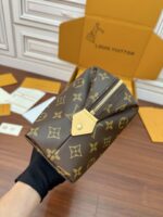 Louis Vuitton Cosmetic Pouch GM in Monogram canvas - Image 4