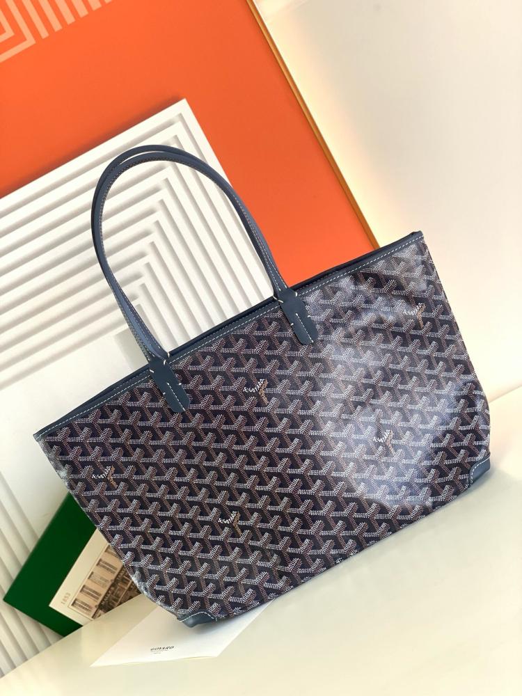 4c235e0c-d42d-4a90-997e-f1b7eaa050ed-750x1000-Jp4jXwUoxfHp5SiQ90aICjD0bUTPe6B5LNchCodR.jpg Goyard Navy Blue Goyardine Coated Canvas and Leather Saint Louis PM Tote - Image 1
