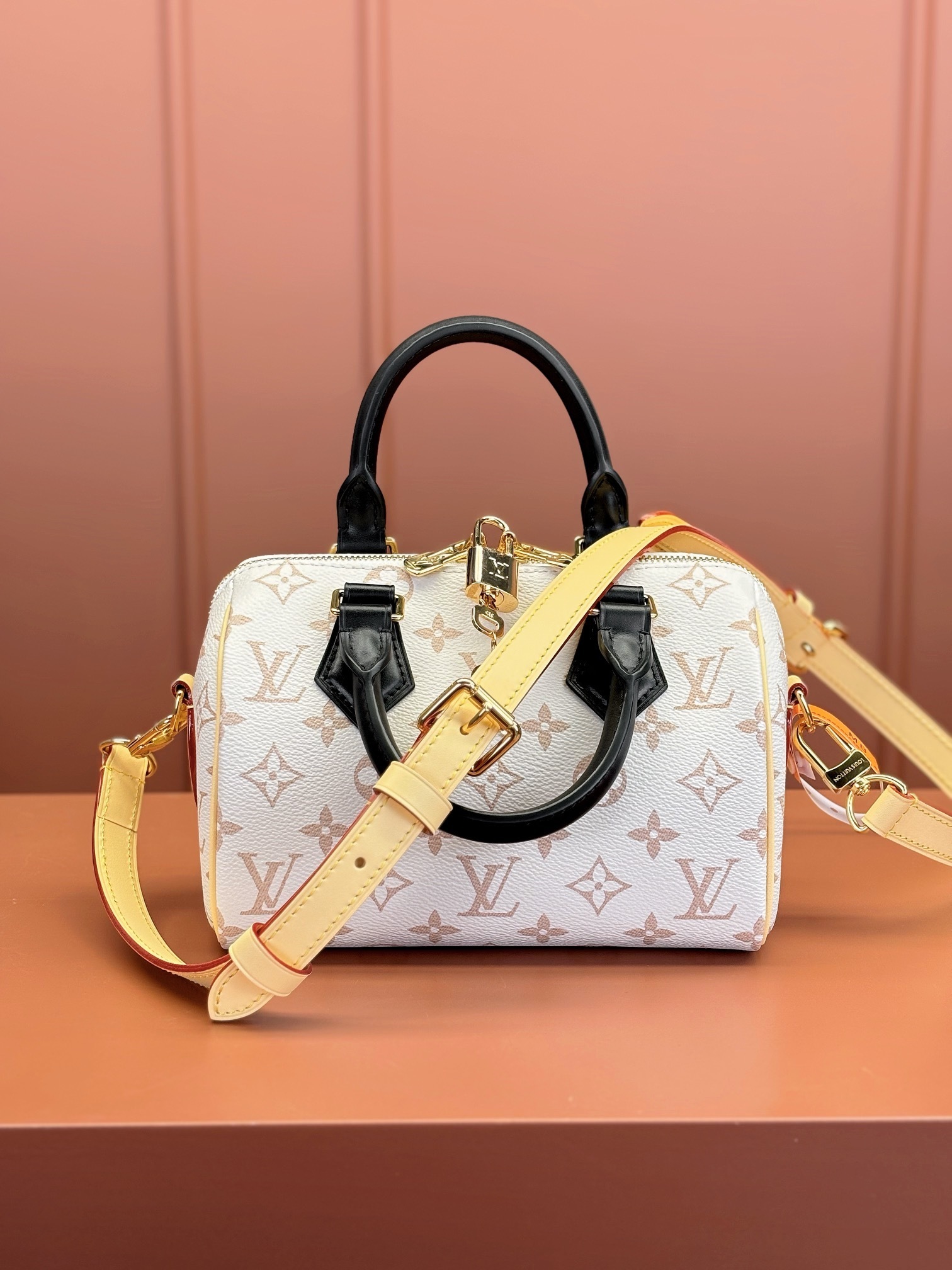 58c48669.jpg Louis Vuitton Monogram Dune Speedy Bandoulière 20 - Image 1
