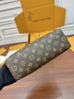 Louis Vuitton Cosmetic Pouch GM in Monogram canvas - Image 5