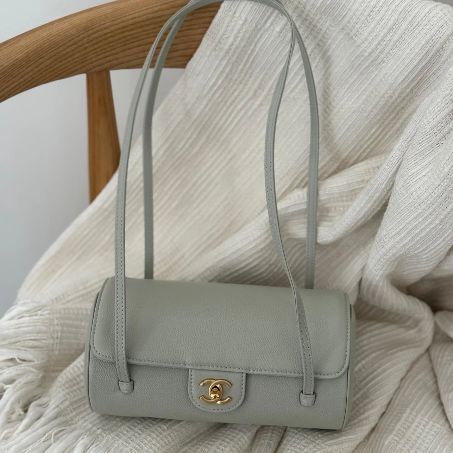 670770408_17986287251970548_29101797107643611_n.webp Chanel Preppy Coco Small Bowling Bag in Grey - Image 1