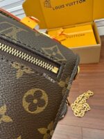 Louis Vuitton Pochette Métis East West Monogram Canvas - Image 6