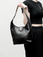 Chanel 25P Hobo bag in black lambskin - Image 5