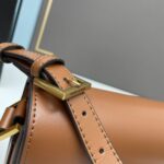 Saint Laurent Le 61 Saddle Shoulder Bag in Calfskin - Image 9