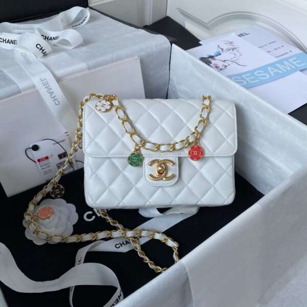 Tui-Chanel-Xich-Charm-Da-Min-Replica-11-Cao-Cap-Nu-Mau-Trang-20cm-3-600x600-1.jpg Chanel Chain Charm Smooth Leather Replica 11 Women’s Handbag White 20cm - Image 1