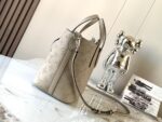 Louis Vuitton LV Blossom PM Mahina Handbags 20x20x12.5cm - Image 2