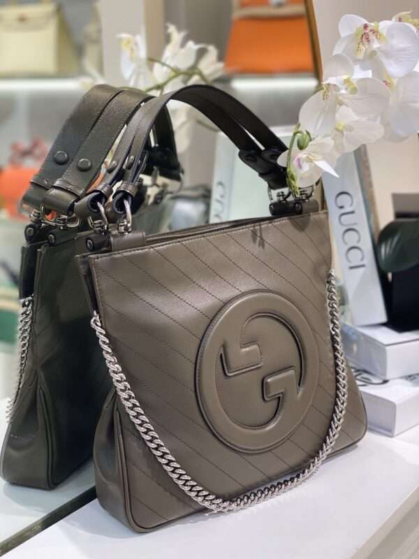 Tui-Xach-Sieu-Cap-Gucci-Hoa-Tiet-Logo-Hang-Theu-Noi-24cm-6-600x800-1.jpg Gucci Super Handbag with Embroidered Brand Logo Pattern, 24cm - Image 1