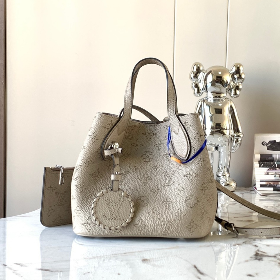 Untitled-design-2025-05-27T050336.186.png Louis Vuitton LV Blossom PM Mahina Handbags 20x20x12.5cm - Image 1