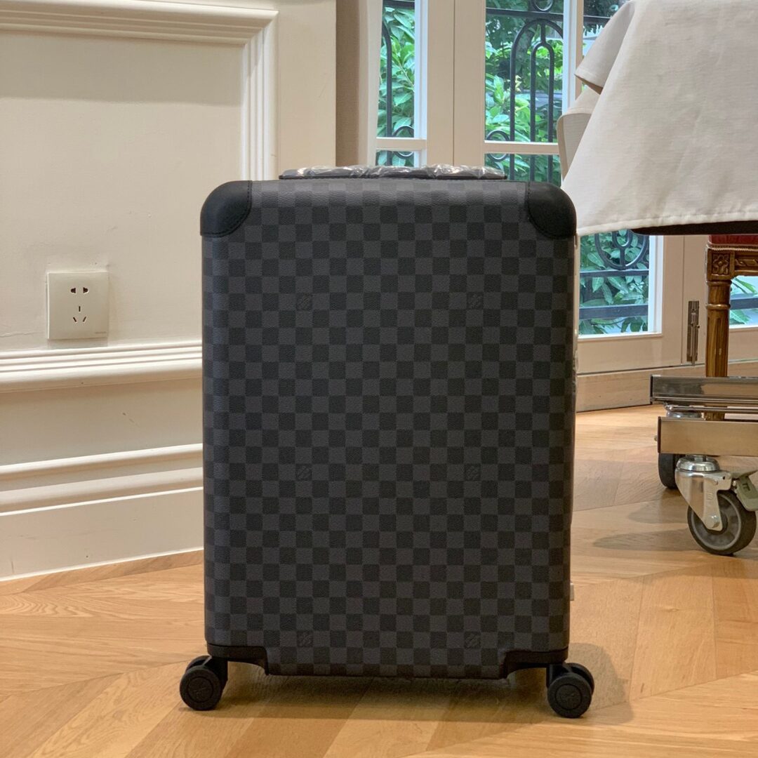 Untitled-design-2026-05-09T065443.557.jpg Louis Vuitton Horizon 55 suitcase in Damier Graphite canvas - Image 1