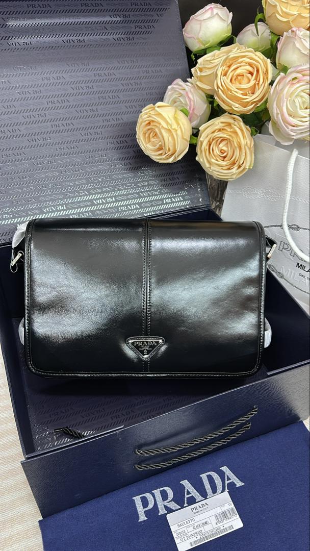 WhatsApp-Image-2025-09-29-at-14.17.41.jpeg Prada Leather shoulder bag - Image 1