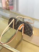 Louis Vuitton Squire East West bag Monogram - Image 6
