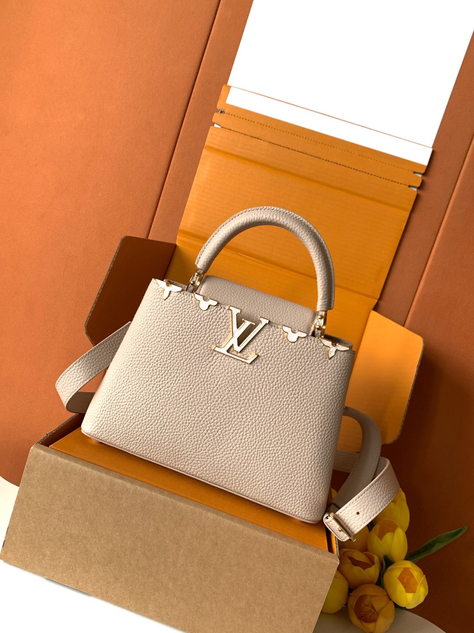b713f5eb-1.jpg Louis Vuitton Capucines handbag in a beige - Image 1