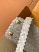 Louis Vuitton Capucines handbag in a beige - Image 10