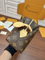Louis Vuitton Cosmetic Pouch GM in Monogram canvas - Image 3