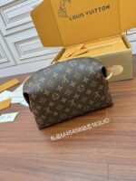 Louis Vuitton Cosmetic Pouch GM in Monogram canvas - Image 6