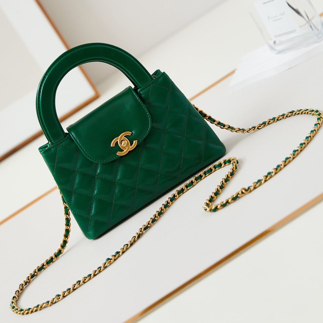 i1716746618_6151_0_fdd8b48c-964b-473b-a2e3-a12235338a4a.jpg CHANEL KELLY MINI 19 BAG IN GREEN FOREST CALFSKIN - Image 1