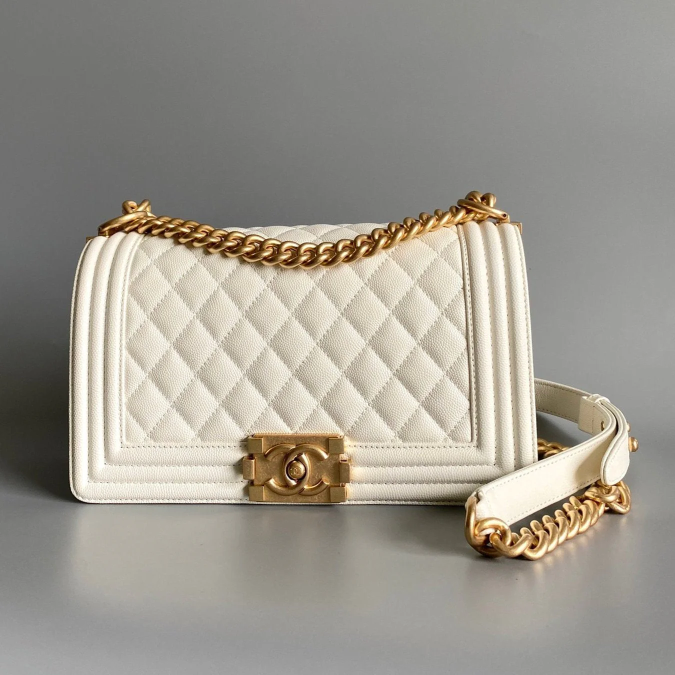 img_0341-1.png CHANEL MEDIUM 25 BOY BAG IN WHITE LAMBSKIN GOLD HARDWARE - Image 1