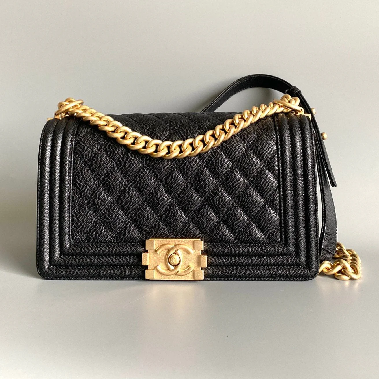 img_0350-1.png CHANEL MEDIUM 25 BOY BAG IN BLACK LAMBSKIN GOLD HARDWARE - Image 1