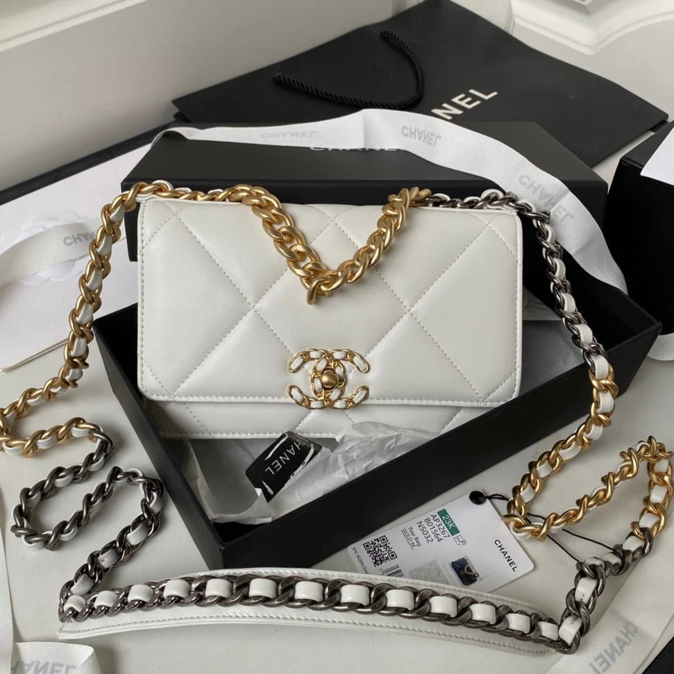 img_0567-1.png CHANEL 19 WOC 19CM WHITE LAMBSKIN GOLD - Image 1