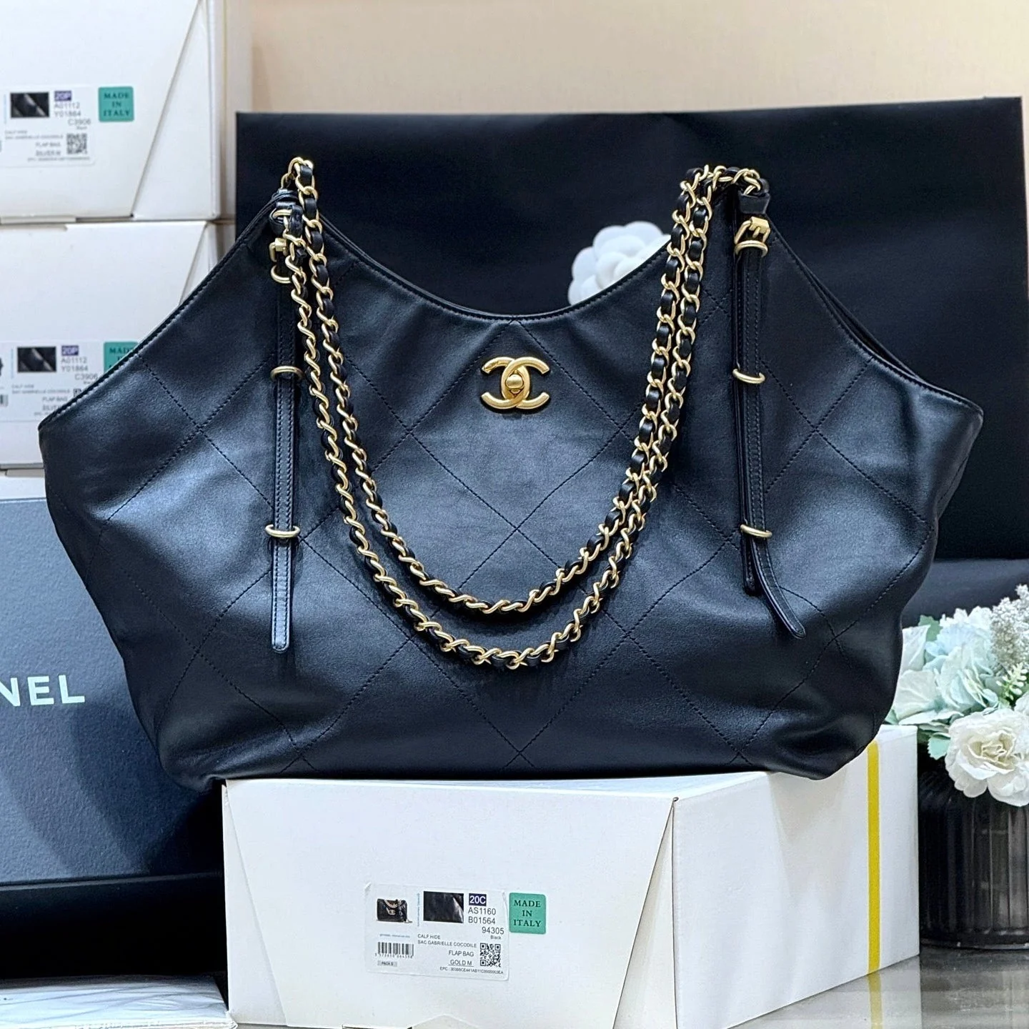 img_0593-1.png CHANEL MEDIUM MAXI SHOPPING BAG 47 IN BLACK CALFSKIN GOLD-TONE METAL - Image 1