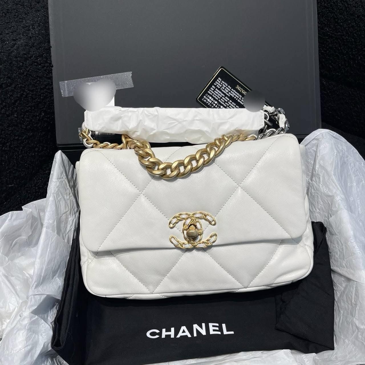 img_1260.jpeg CHANEL 19 FLAP MEDIUM WHITE LAMBSKIN - Image 1