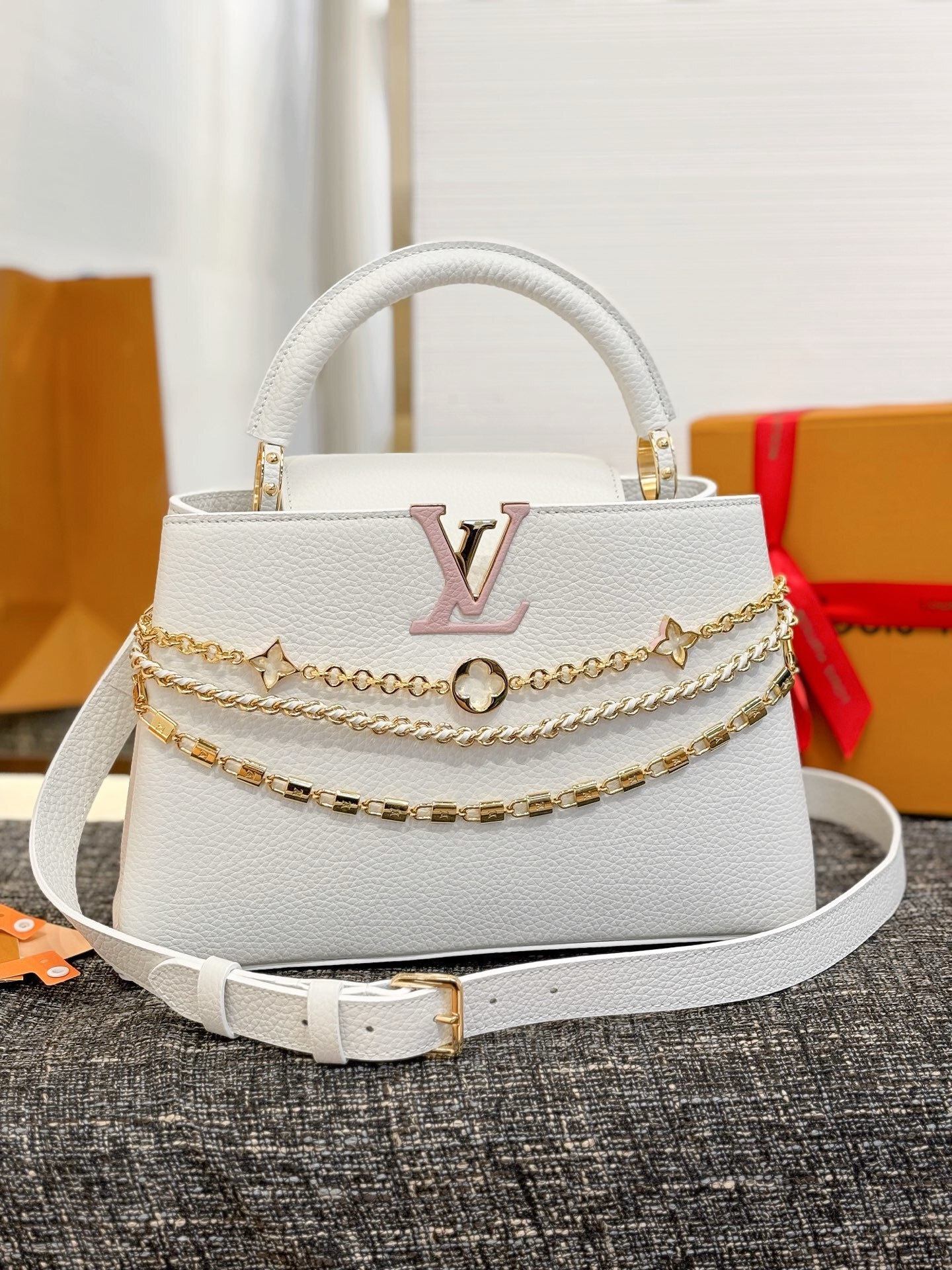 img_7100-3.jpeg Louis Vuitton Capucines BB handbag in white Taurillon leather - Image 1