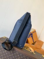 LV AVENUE SLINGBAG 31 IN NAVY BLUE TAIGA LEATHER - Image 2