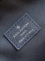 LV AVENUE SLINGBAG 31 IN NAVY BLUE TAIGA LEATHER - Image 9