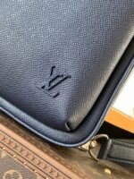 LV AVENUE SLINGBAG 31 IN NAVY BLUE TAIGA LEATHER - Image 8