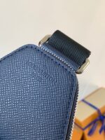 LV AVENUE SLINGBAG 31 IN NAVY BLUE TAIGA LEATHER - Image 5