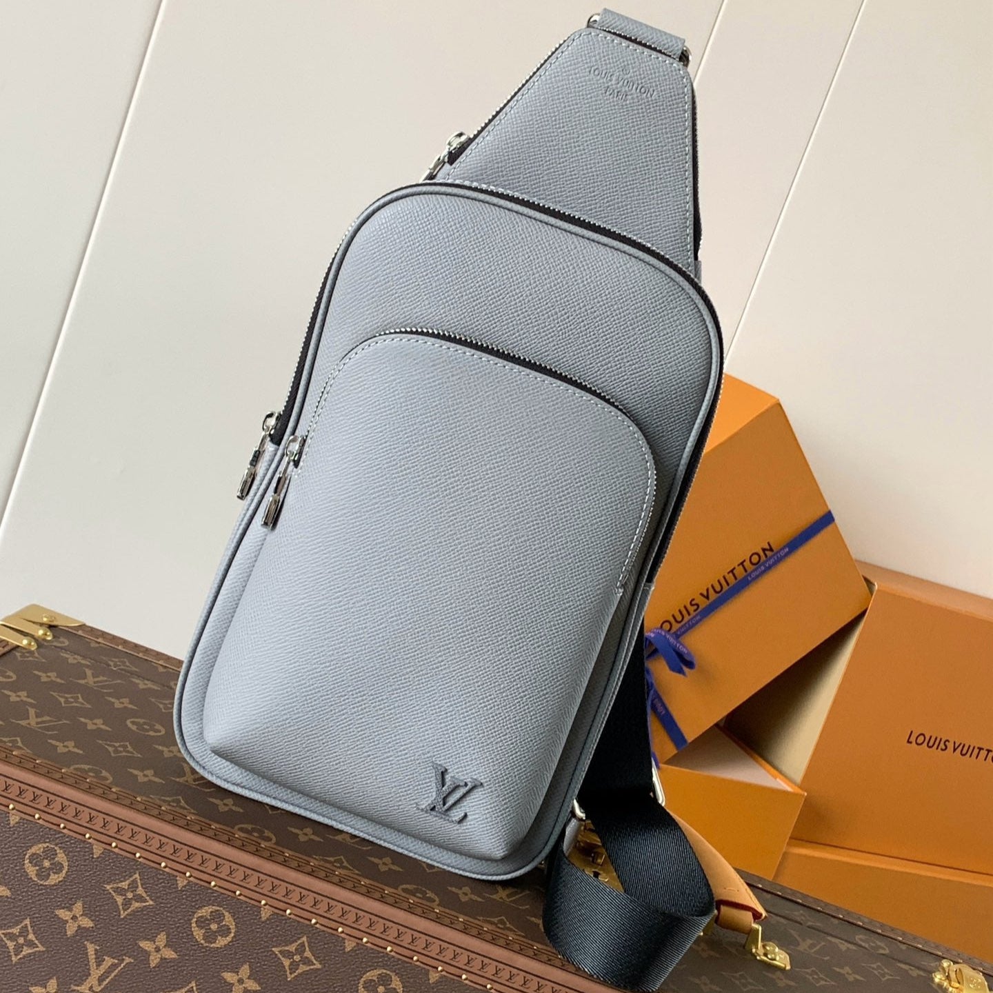 img_7389d836_20241114_i1731567586_6915_2_jpg.jpg LV AVENUE SLINGBAG 31 IN GREY TAIGA LEATHER - Image 1