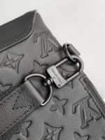 LV DUO CROSSBAG BAG 42 IN BLACK EMBOSSED CALFSKIN - Image 4