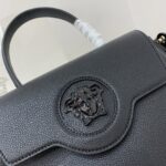 Versace La Medusa medium top handle bag in black grained leather - Image 4