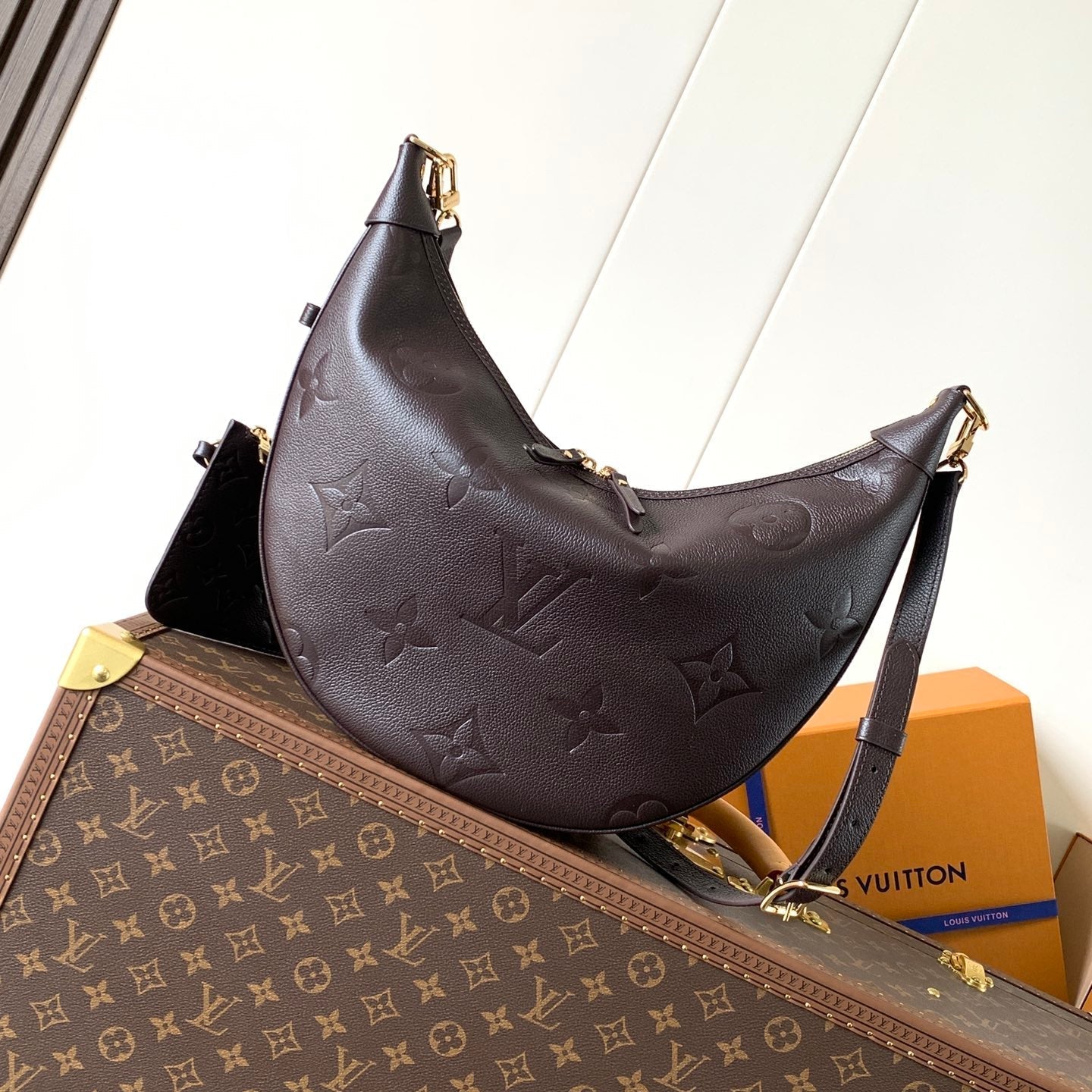 img_a3cc9079_20250505_i1746437956_3354_8_jpg.jpg LV LOOP HOBO 38 IN DARK BROWN MONOGRAM CALFSKIN EMBOSSED LOGO - Image 1