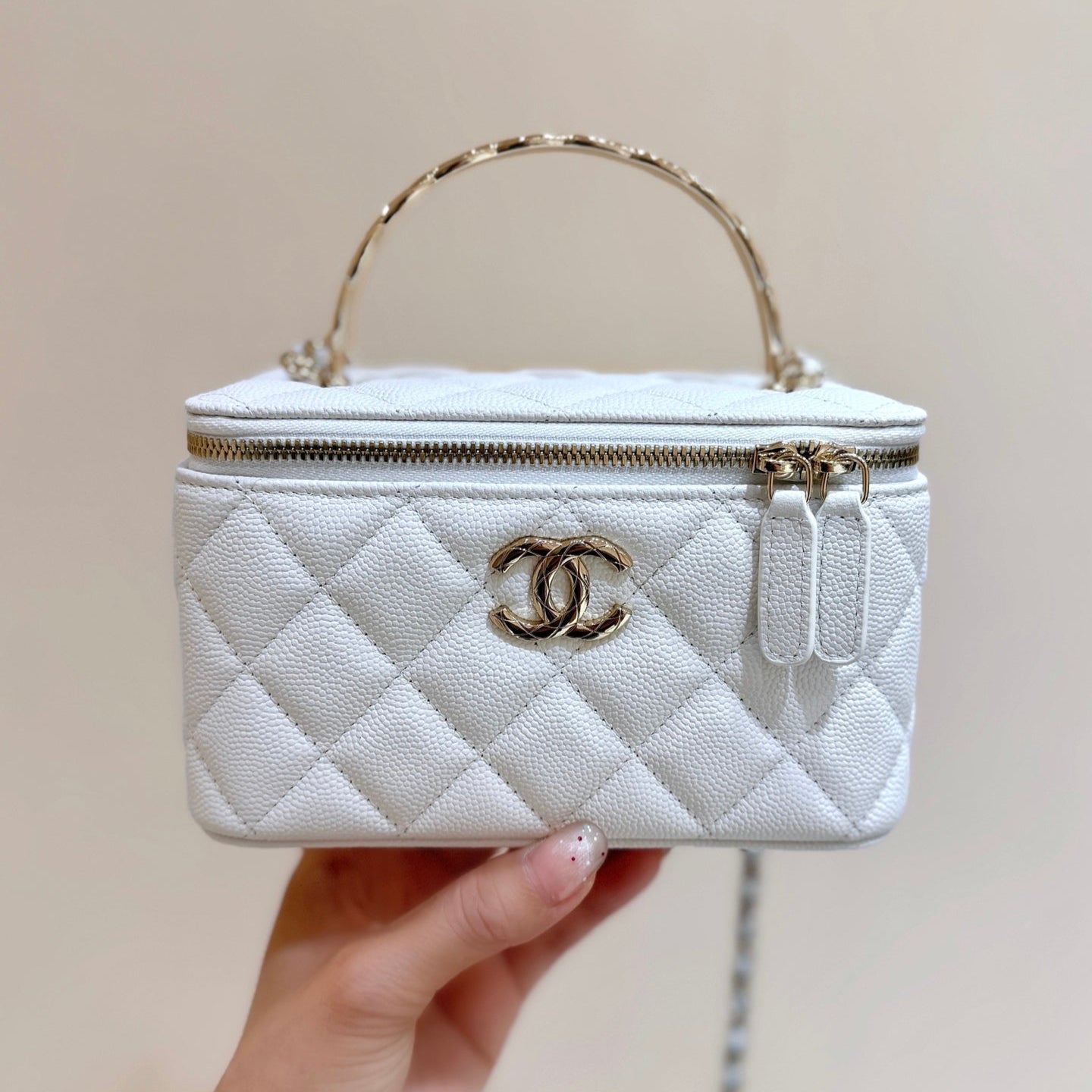 img_f3c7fd90_20250531_i1748671013860_2821_0_0_jpg.jpg Chanel Vanity Case Small White Gold Hardware - Image 1