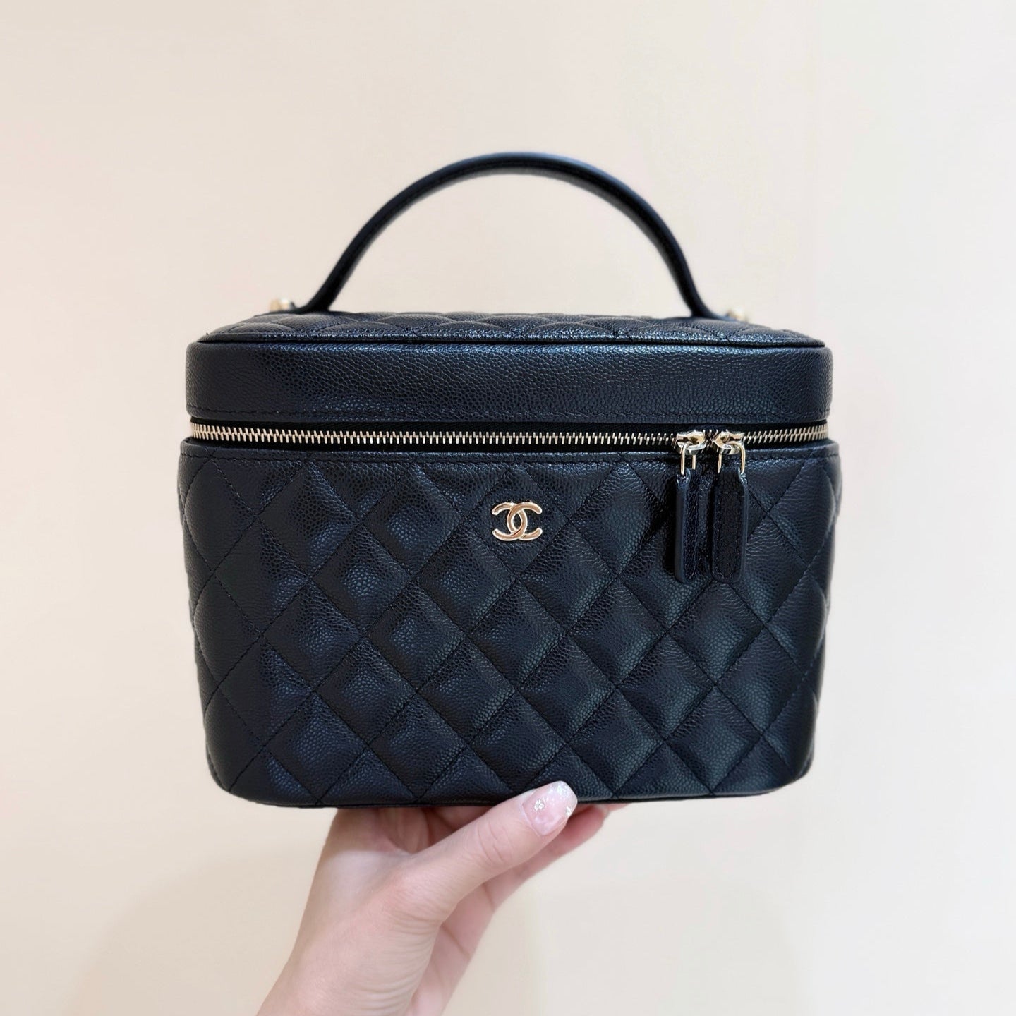 img_f3c7fd90_20250622_i1750564252594_7244_0_3_jpg.jpg Chanel Quilted Caviar Leather Vanity Case - Image 1