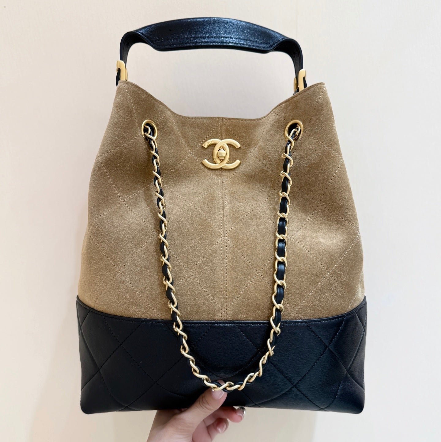 img_f3c7fd90_20250701_i1751352173985_3195_0_3_jpg.jpg Chanel Suede Calfskin Shiny Lambskin Quilted Shopping Bag - Image 1